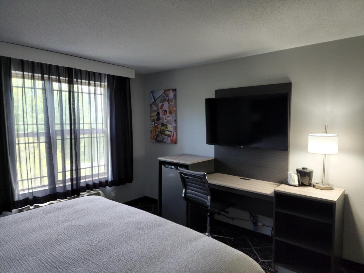 La Quinta Inn & Suites By Wyndham Lake George Exterior photo