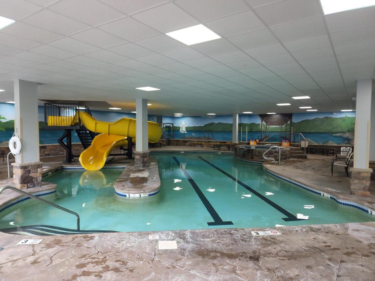 La Quinta Inn & Suites By Wyndham Lake George Exterior photo