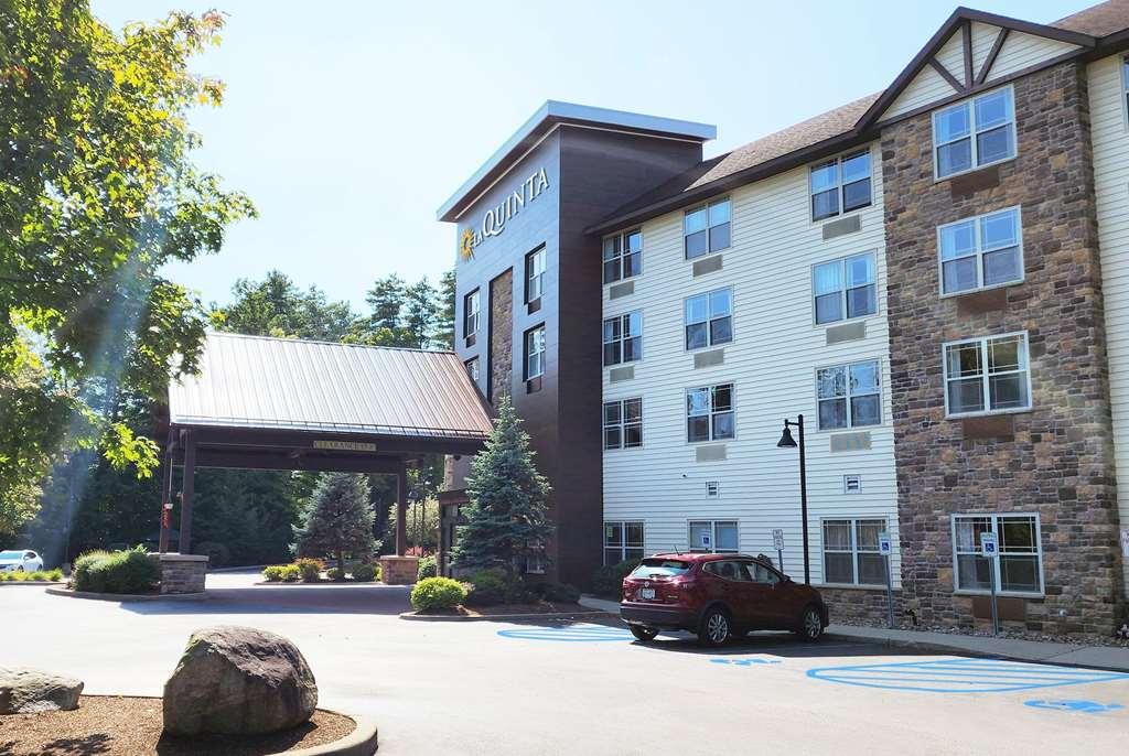 La Quinta Inn & Suites By Wyndham Lake George Exterior photo
