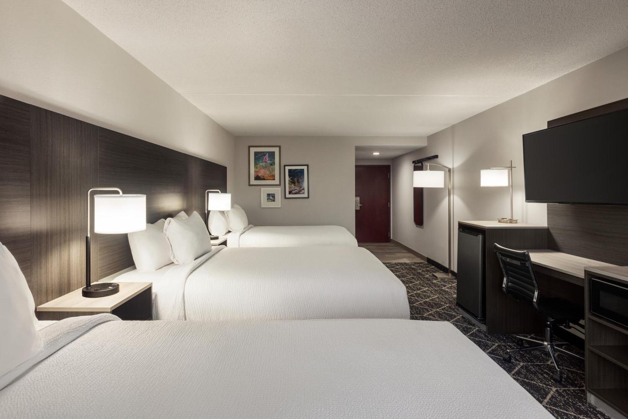 La Quinta Inn & Suites By Wyndham Lake George Exterior photo