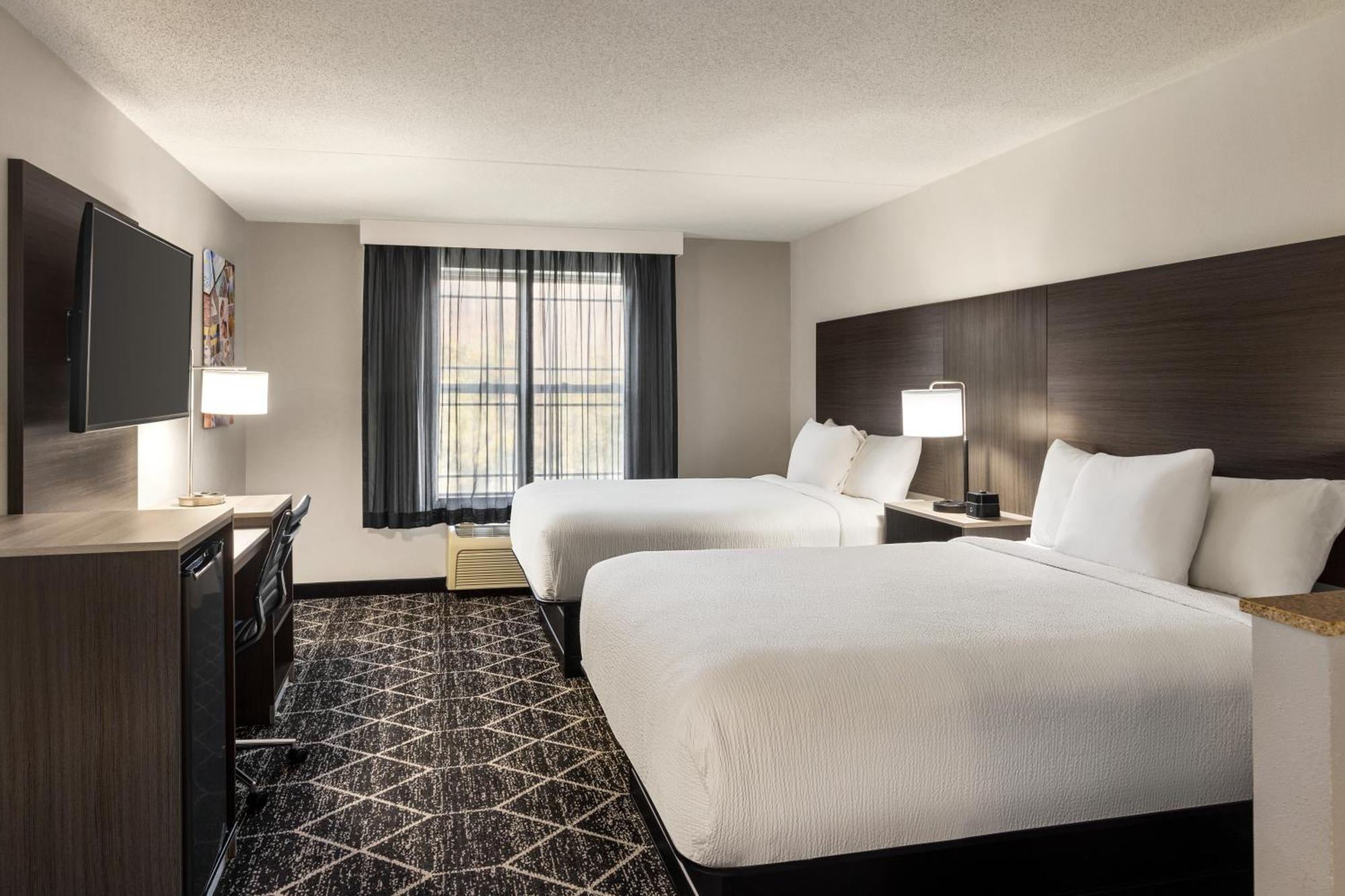 La Quinta Inn & Suites By Wyndham Lake George Exterior photo