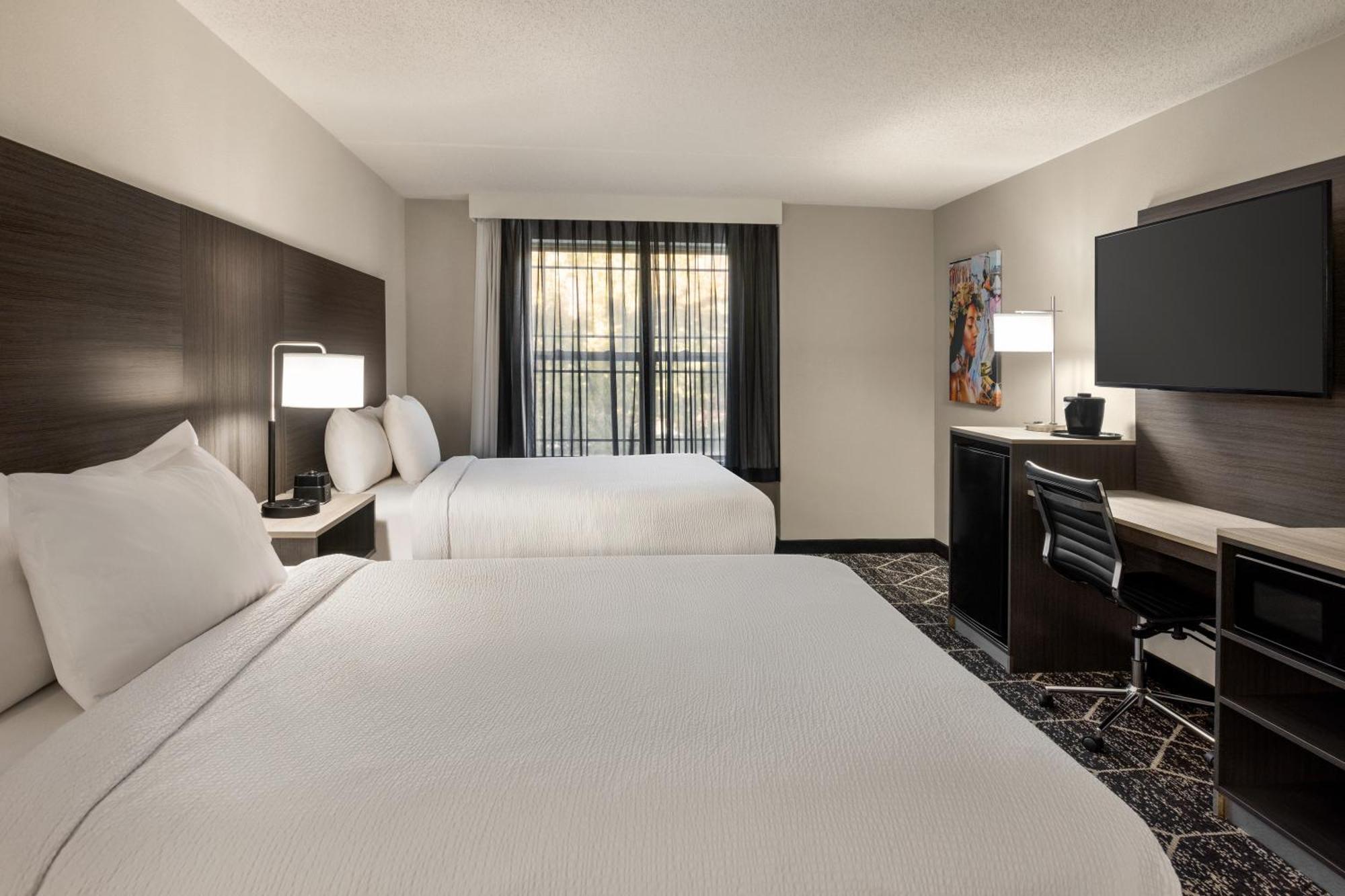 La Quinta Inn & Suites By Wyndham Lake George Exterior photo