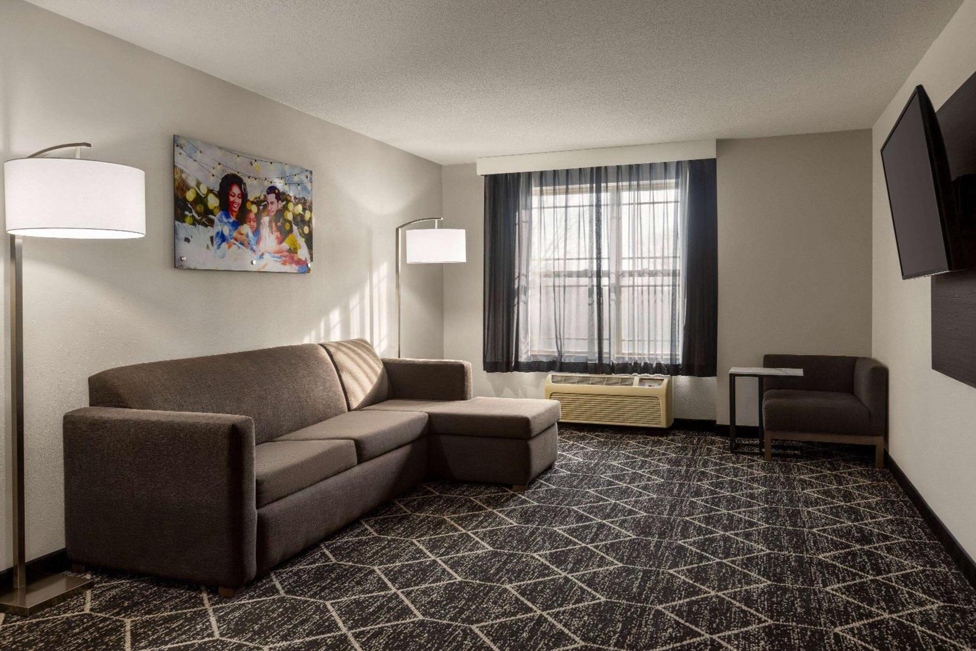 La Quinta Inn & Suites By Wyndham Lake George Exterior photo