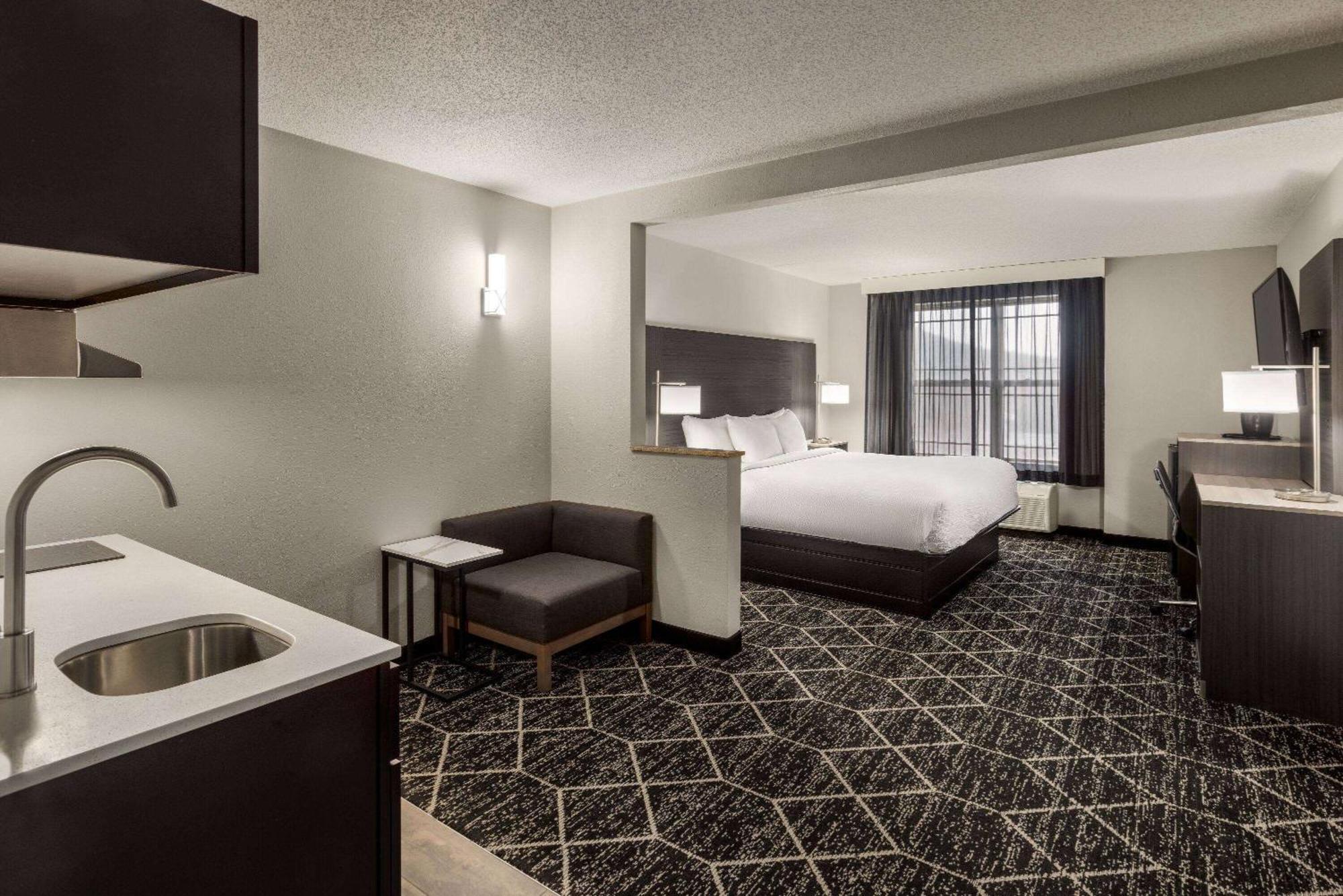 La Quinta Inn & Suites By Wyndham Lake George Exterior photo