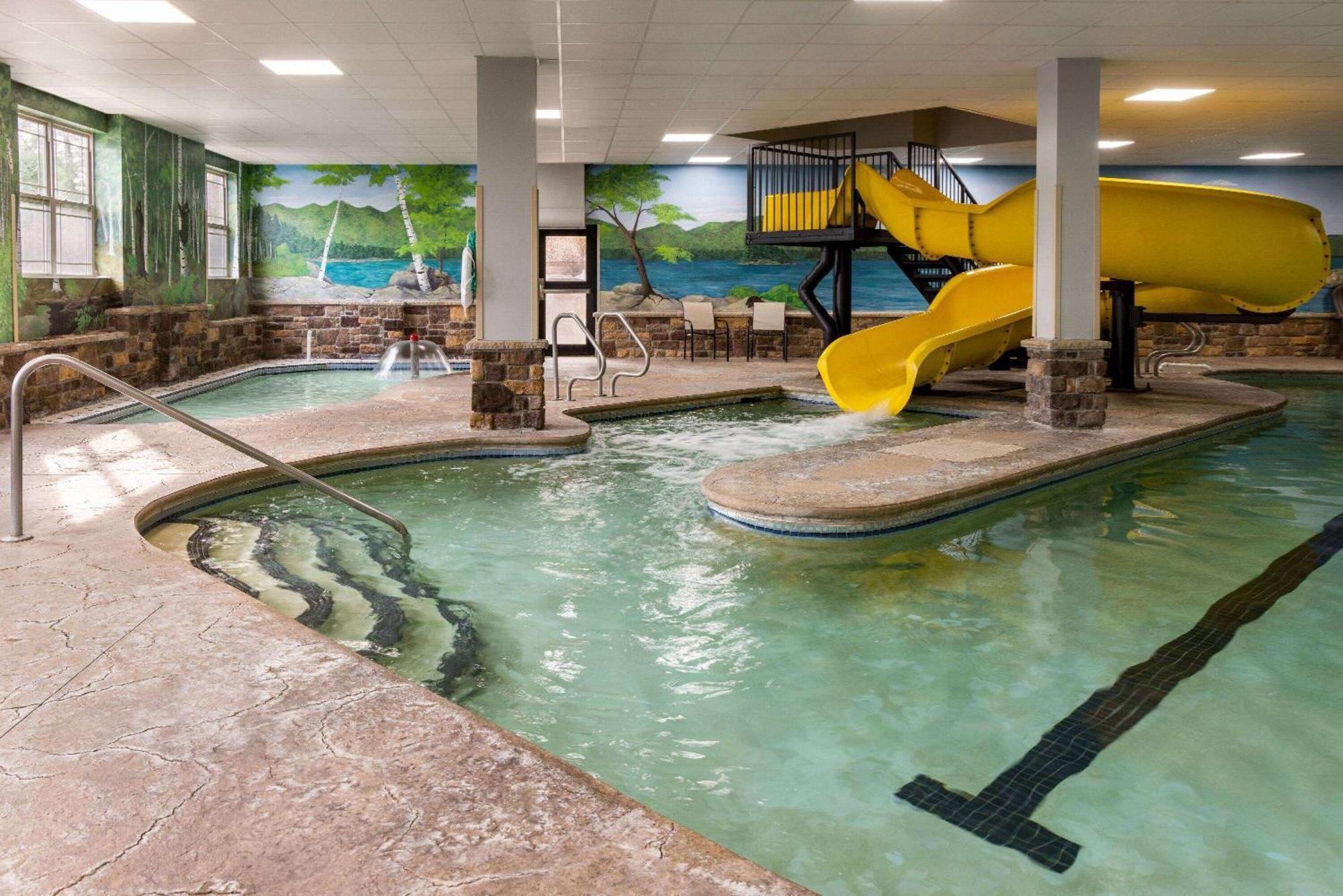 La Quinta Inn & Suites By Wyndham Lake George Exterior photo