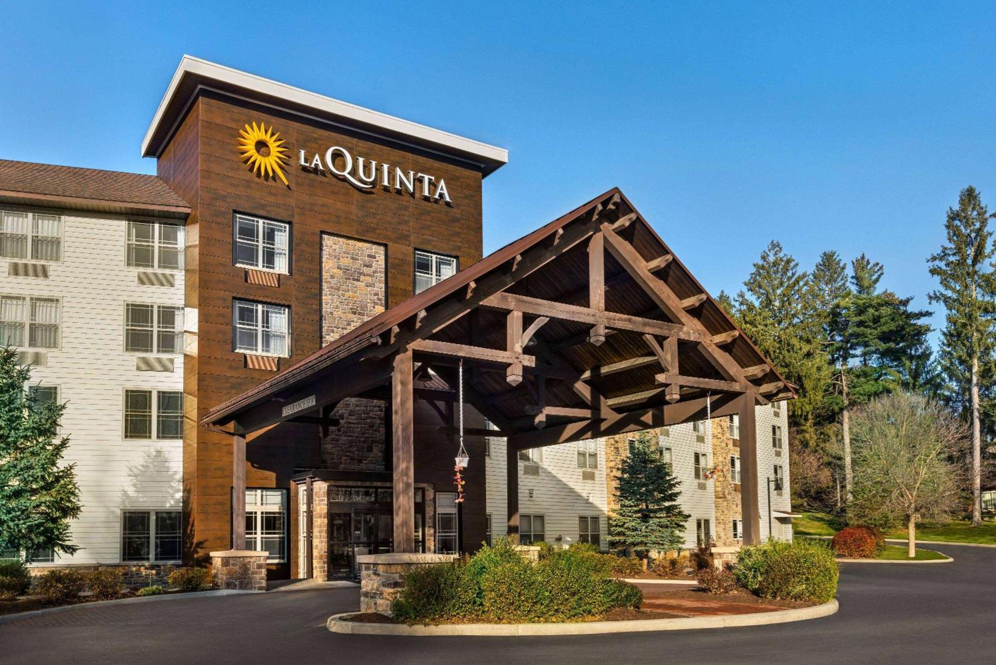 La Quinta Inn & Suites By Wyndham Lake George Exterior photo